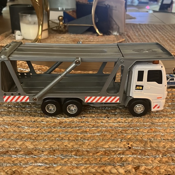 Tow truck has-been used still good condition and functional - Picture 3 of 10